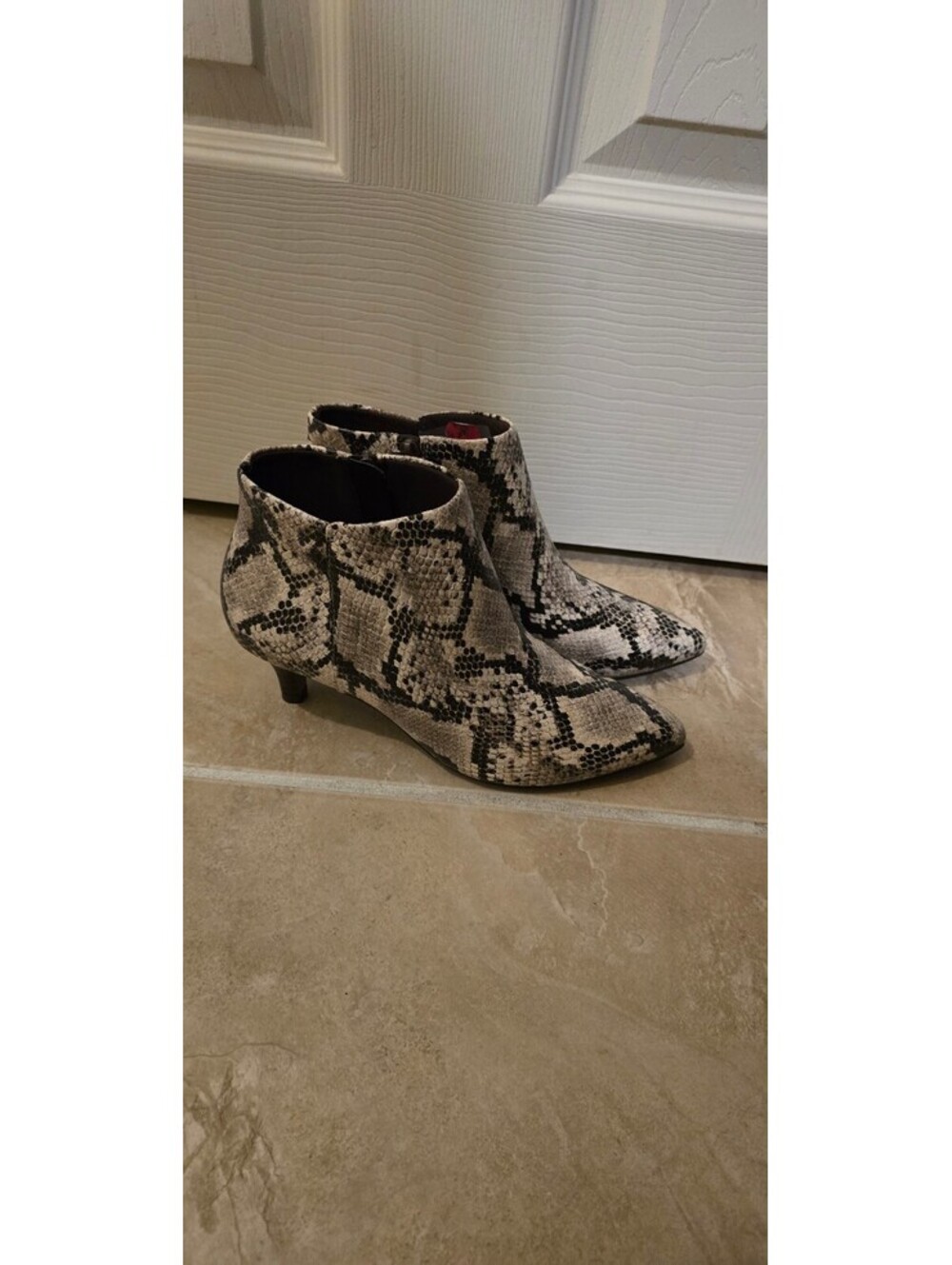 Clarks Linvale Sea Snakeskin Ankle Booties – Women’s Size 6M